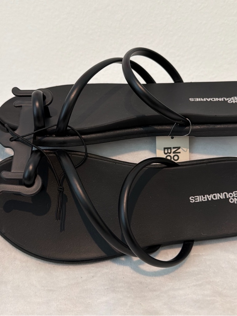 No Boundaries Black Minimal Strappy Women's Sandals - Picture 3 of 3